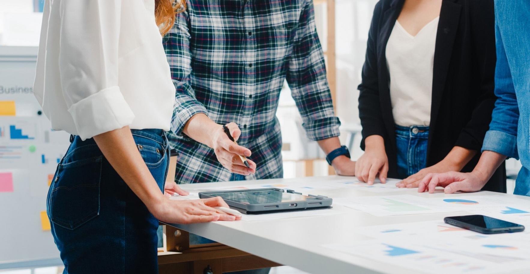 Formation finance entreprise avec documents comptables et calculatrice